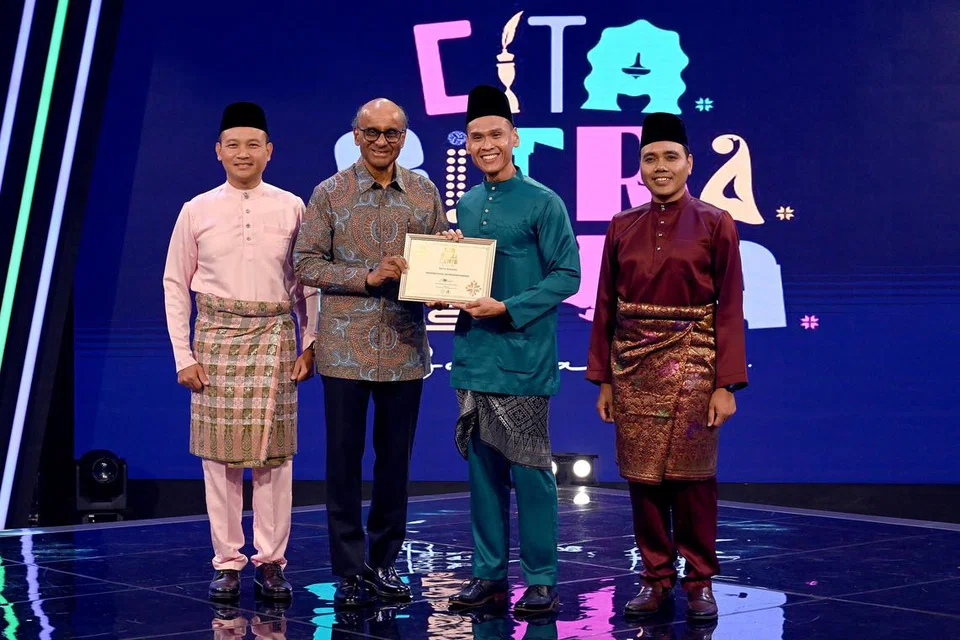 GALAK PENGGUNAAN BAHASA IBUNDA: (Dari kiri) Pengerusi MBMS, Encik Fahmi Aliman; tetamu terhormat, Presiden Tharman Shanmugaratnam; Duta Bahasa 2024, Dr Fadzil Hamzah; dan Pengerusi Jawatankuasa Bulan Bahasa, Encik Zhulkarnain Abdul Rahim, semasa Program Pelancaran Bulan Bahasa 2024 pada 7 September di Kampus Mediacorp.