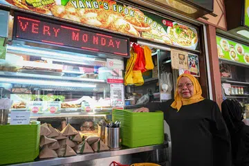 JUAL DENGAN IKHLAS: Pemilik gerai Yang’s Epok-Epok, Cik Yang Hassan, menjual setiap keping epok-epok pada harga 70 sen. 