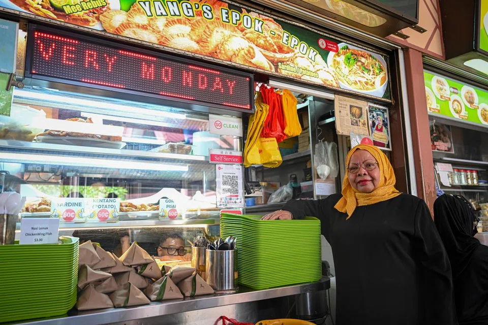 JUAL DENGAN IKHLAS: Pemilik gerai Yang’s Epok-Epok, Cik Yang Hassan, menjual setiap keping epok-epok pada harga 70 sen. 