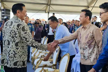 Menteri Negara Kanan (Pertahanan merangkap Tenaga Manusia), Encik Zaqy Mohamad (kanan), berjabat tangan dengan Menteri Penyelaras bagi Ehwal Maritim dan Pelaburan Indonesia, Encik Luhut Pandjaitan, di Pertunjukan Udara Antarabangsa Bali (BIA) 2024.