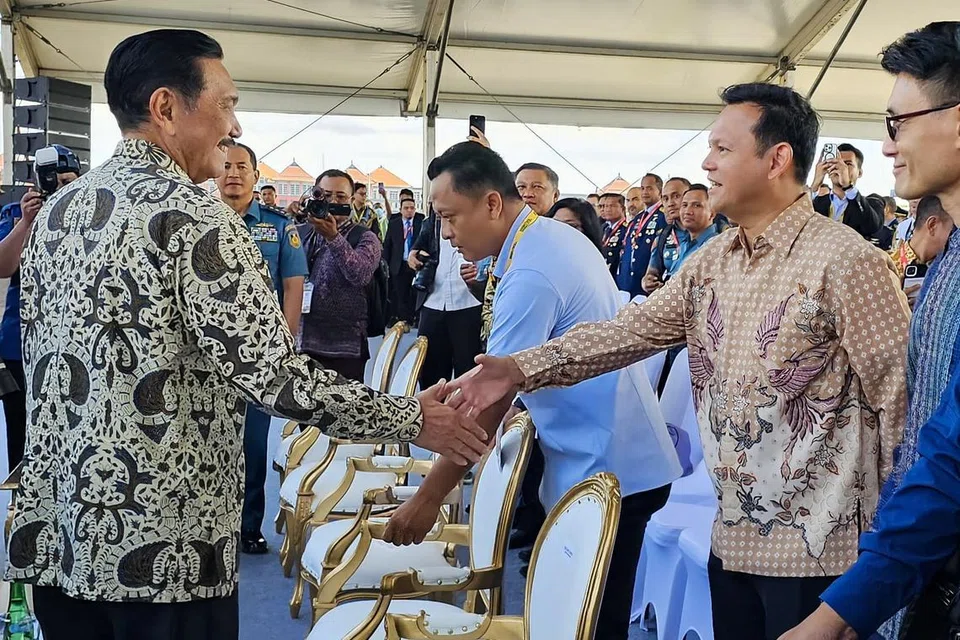 Menteri Negara Kanan (Pertahanan merangkap Tenaga Manusia), Encik Zaqy Mohamad (kanan), berjabat tangan dengan Menteri Penyelaras bagi Ehwal Maritim dan Pelaburan Indonesia, Encik Luhut Pandjaitan, di Pertunjukan Udara Antarabangsa Bali (BIA) 2024.
