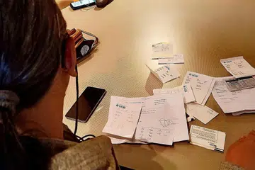 TIDAK BERDAYA GALAS BEBAN HUTANG: Cik Azean tidak lagi dapat membayar pinjaman yang terus meningkat dan sedang berusaha mendapatkan bantuan sebuah pertubuhan kebajikan sukarela untuk menghuraikan masalahnya.