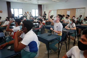 SAAT MENDEBARKAN: Para pelajar Sekolah Menengah Punggol mendengar taklimat sebelum mendapat keputusan Peperiksaan GCE peringkat 'O' semalam. - Foto BH oleh JASON QUAH