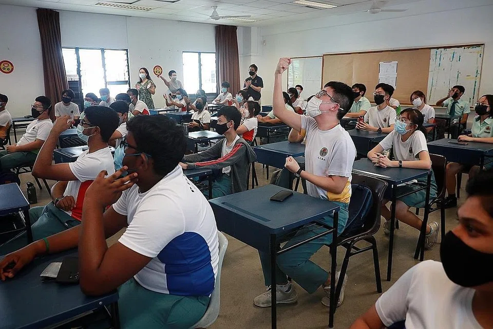 SAAT MENDEBARKAN: Para pelajar Sekolah Menengah Punggol mendengar taklimat sebelum mendapat keputusan Peperiksaan GCE peringkat 'O' semalam. - Foto BH oleh JASON QUAH