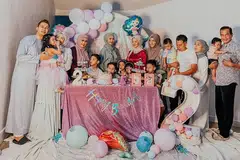 BERKUMPUL SEMULA: Koridor rumah Cik Nabilah (dua dari kiri), terhias indah bagi menyambut hari lahir kedua anaknya, Tara Nadine (didukungnya). - Foto NYLA KHAN 