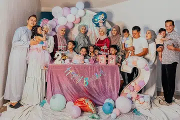 BERKUMPUL SEMULA: Koridor rumah Cik Nabilah (dua dari kiri), terhias indah bagi menyambut hari lahir kedua anaknya, Tara Nadine (didukungnya). - Foto NYLA KHAN 