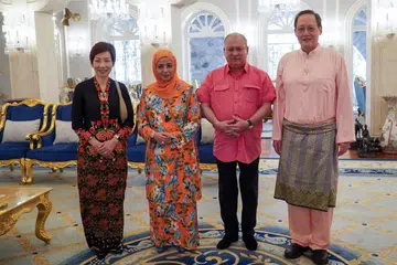 RAKAMAN KENANGAN: Menteri Kemampanan dan Sekitaran, Cik Grace Fu (paling kiri) bersama-sama Menteri Tenaga Manusia merangkap Menteri Kedua Perdagangan dan Perusahaan, Dr Tan See Leng (paling kanan, menghadiri Rumah Terbuka Hari Raya anjuran Sultan Johor. Kelihatan kedua-dua mereka bergambar bersama Sultan Ibrahim Ibni Almarhum Sultan Iskandar (dua dari kanan) dan isteri baginda, Raja Zarith Sofiah Binti Almarhum Sultan Idris Shah. - Foto