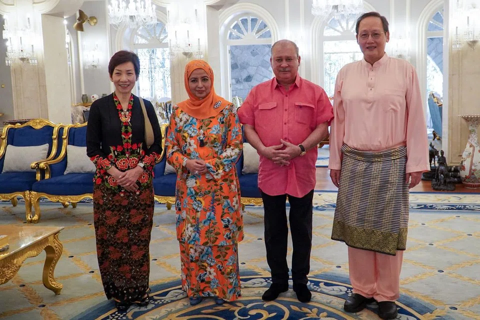RAKAMAN KENANGAN: Menteri Kemampanan dan Sekitaran, Cik Grace Fu (paling kiri) bersama-sama Menteri Tenaga Manusia merangkap Menteri Kedua Perdagangan dan Perusahaan, Dr Tan See Leng (paling kanan, menghadiri Rumah Terbuka Hari Raya anjuran Sultan Johor. Kelihatan kedua-dua mereka bergambar bersama Sultan Ibrahim Ibni Almarhum Sultan Iskandar (dua dari kanan) dan isteri baginda, Raja Zarith Sofiah Binti Almarhum Sultan Idris Shah. - Foto