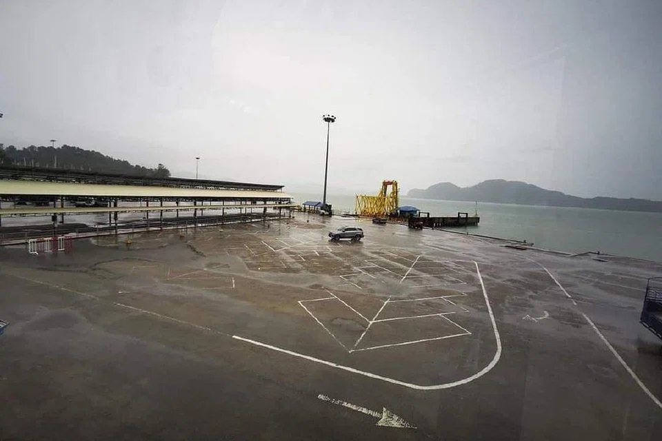 Dermaga Tanjung Lembung di Langkawi sunyi dan lengang selepas tiga pengendali perkhidmatan kargo yang berpangkalan di Kuala Kedah menghentikan operasi pengendalian kargo mulai Rabu (8 Sept) setelah PKPD dilaksanakan di Kuala Kedah.