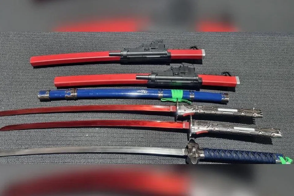Pedang katana ditemui tersembunyi di dalam konsainan yang dilabel 'kad permainan'.
