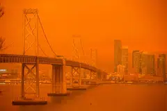 KESAN KEBAKARAN: Jambatan San Francisco Bay dan bangunan bandar diselubungi jerebu dan kabut jingga seperti yang dilihat dari Treasure Island di San Francisco, California pada 9 September 2020. - Foto AFP