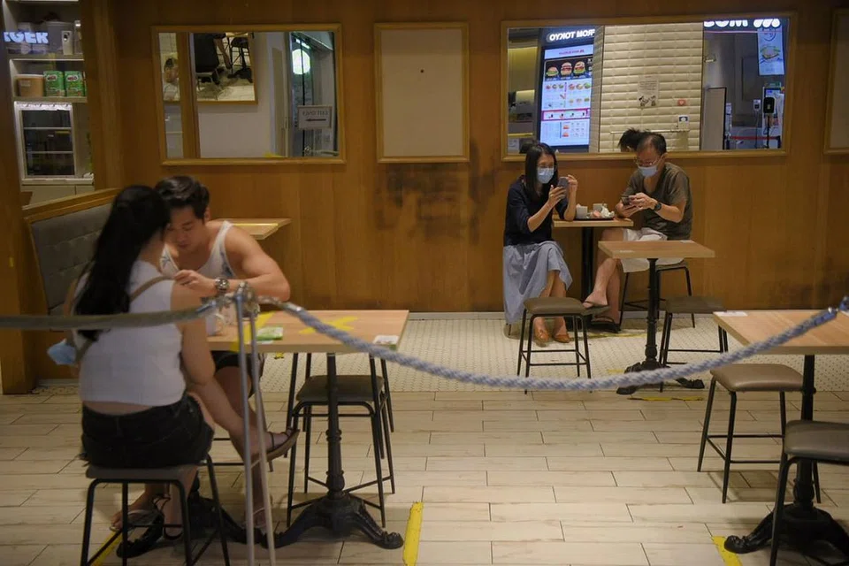 MAKAN BERDUA: Menjamu selera di luar hanya boleh hingga dua orang sahaja. Dalam sekatan yang baru diumum Jumaat lalu, hanya kumpulan dua orang yang telah divaksin dibenarkan makan di luar, jumlahnya dikecilkan daripada lima sebelum ini. Sebelum itu, makan di luar langsung tidak dibenarkan. Gambar diambil di restoran Toast Box di VivoCity pada hari pertama sekatan peraturan tersebut. - Foto BH oleh MARK CHEONG