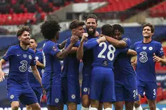 MARA KE FINAL: Penyerang Chelsea Oliver Giroud (tengah) meraikan gol bersama rakan sepasukan dalam kemenangan 3-1 ke atas Manchester United semalam. Chelsea akan bertemu Arsenal di perlawanan akhir Piala FA 1 Ogos ini. - Foto EPA-EFE
