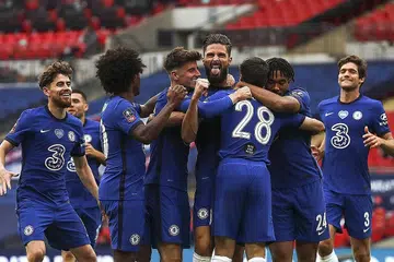 MARA KE FINAL: Penyerang Chelsea Oliver Giroud (tengah) meraikan gol bersama rakan sepasukan dalam kemenangan 3-1 ke atas Manchester United semalam. Chelsea akan bertemu Arsenal di perlawanan akhir Piala FA 1 Ogos ini. - Foto EPA-EFE