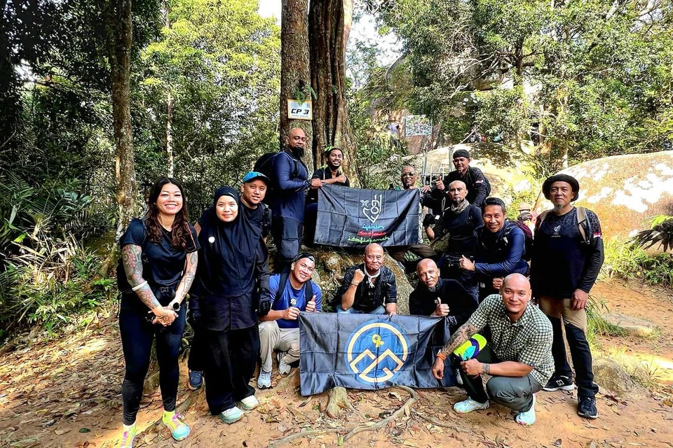 Encik Andyn Kadir (depan) membawa anggota dan relawan Mawar Community Services mendaki Gunung Datuk di Negeri Sembilan pada Jun 2025.