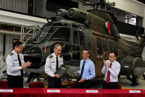 Memorandum persefahaman ditandatangani oleh Timbalan Pengetua (Akademik) SP, Encik Low Yew Chiong (dua dari kanan) dan Ketua Jabatan Kejuruteraan Udara & Logistik RSAF, ME8 Timothy Yap Soon Haw (dua dari kiri) pada 23 September. Turut hadir menyaksikan pemeteraian MOU itu ialah Pemangku Pengarah Kanan (Kluster Kejuruteraan) SP, Encik Toh Ser Khoon (kanan), dan Timbalan Ketua Kejuruteraan Udara dan Logistik (Kejuruteraan Sistem) RSAF, ME7 Gabriel Tham (kiri).