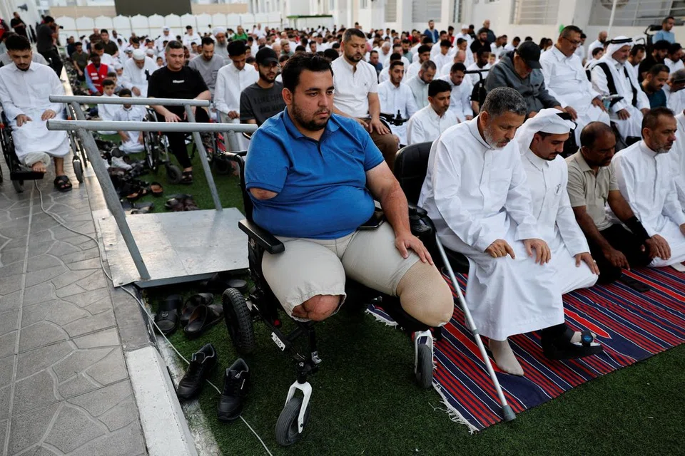 Para penduduk Palestin di Gaza, termasuk mereka yang cedera akibat perang, menyertai solat Aidiladha di Kompleks Al Thumama, di Doha, Qatar, pada 6 Jun. 