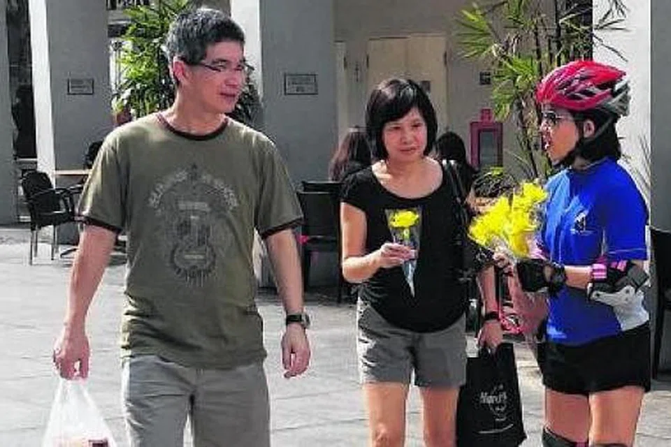 TINGKAT KESEDARAN: Persatuan Ain memberi bunga dafodil kepada orang ramai bagi meningkatkan kesedaran tentang barah dan menghapuskan salah tanggapan tentang penyakit itu. - Foto PERSATUAN AIN