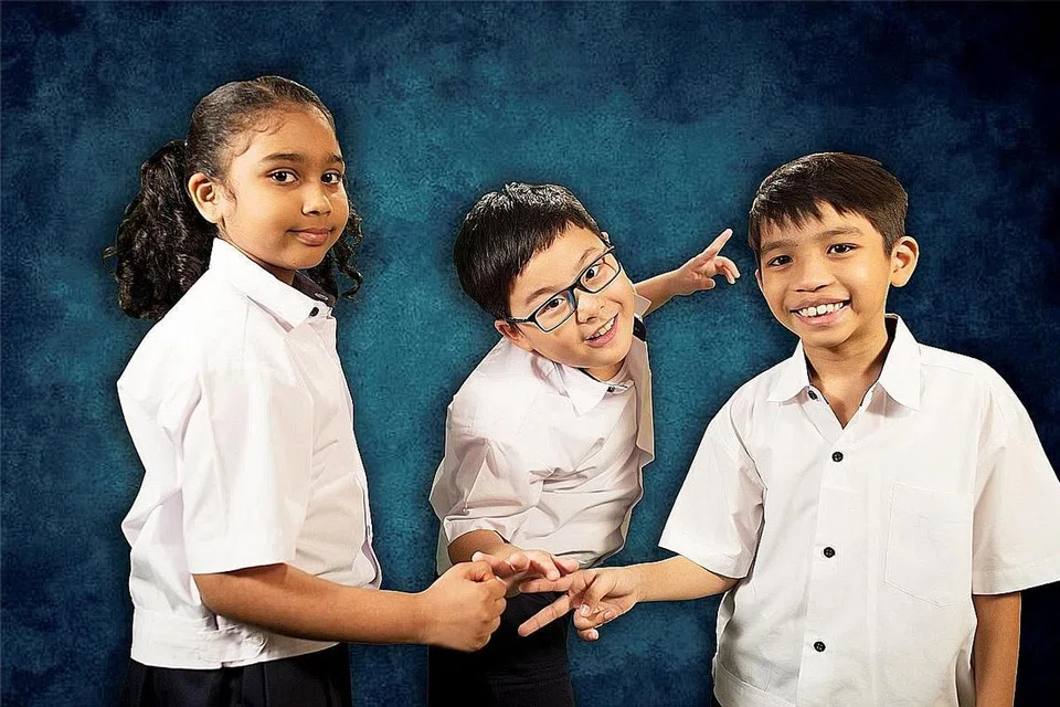 PELAKON CILIK: Tiga kanak-kanak yang menjayakan drama Melayu 'Long Qiam Pass', (dari kiri) Mrittika Rajanthran, Justin Ling Yiwei dan Muhammad Mikail Soffian. Drama itu berkenaan tiga murid sekolah berbeza bangsa yang menghadapi masalah sama mengenai kawan, keluarga dan sekolah. - Foto THE MOVING VISUALS CO