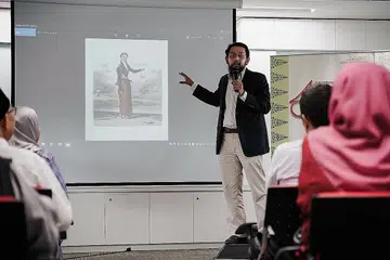 PERLU SINGKIR STEREOTAIP: Menyampaikan Ceramah Arif Budiman ke-15 baru-baru ini, Dr Farish Ahmad Noor berkata masyarakat Asia Tenggara perlu menyingkir idea bahawa sejarahnya bermula apabila penjajah Eropah menakluki rantau ini dan menangkis mitos 'pribumi malas' yang dicipta kuasa kolonial. Rantau ini juga harus mula menafsirkan sejarah mengikut agenda dan perspektifnya sendiri. - Foto BH oleh ONG WEE KIAT