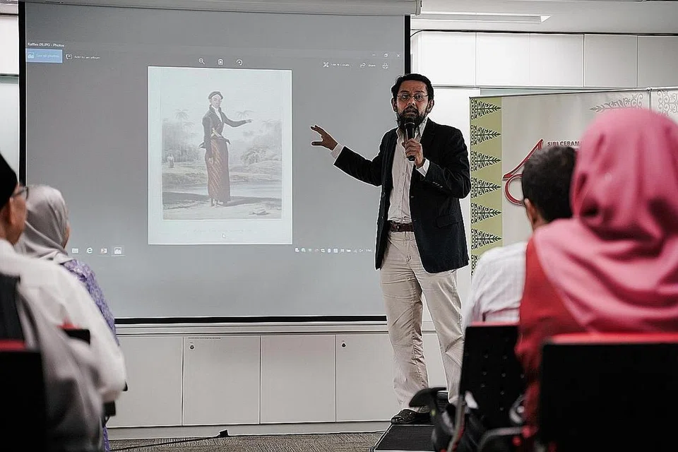 PERLU SINGKIR STEREOTAIP: Menyampaikan Ceramah Arif Budiman ke-15 baru-baru ini, Dr Farish Ahmad Noor berkata masyarakat Asia Tenggara perlu menyingkir idea bahawa sejarahnya bermula apabila penjajah Eropah menakluki rantau ini dan menangkis mitos 'pribumi malas' yang dicipta kuasa kolonial. Rantau ini juga harus mula menafsirkan sejarah mengikut agenda dan perspektifnya sendiri. - Foto BH oleh ONG WEE KIAT