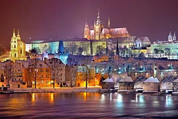 CANTIK DIPANDANG MATA: Pemandangan malam di Prague membuatkan anda terbayangkan ilustrasi dalam buku kisah rakyat seperti Dick Whittington and His Cat.