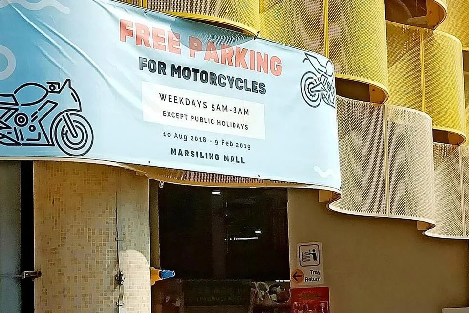KEMUDAHAN PERCUMA SELAMA ENAM BULAN: Penunggang motosikal dari Malaysia dan warga setempat juga boleh menikmati tempat letak kenderaan percuma yang disediakan pihak pengurusan Marsiling Mall dekat Stadium Woodlands. - Foto BH oleh SAINI SALLEH