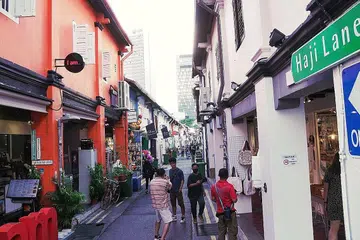 MEMUDARATKAN RAMAI: Inisiatif penutupan jalan raya seharian di Haji Lane dibatalkan pada Mac 2020 oleh URA, sebagai usaha untuk membendung penyebaran penyakit Covid-19. - Foto BH oleh KHALID BABA