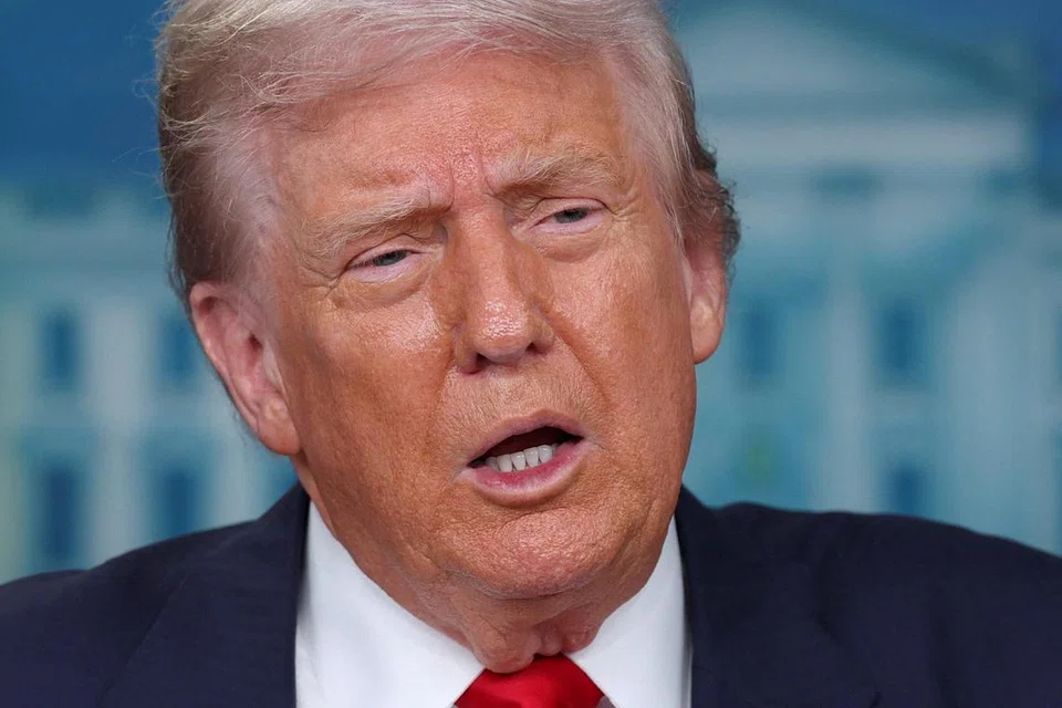 Presiden Amerika Syarikat Encik Donald Trump meletakkan tahap yang paling rendah untuk pertemuannya dengan Presiden Russia Encik Vladimir V. Putin di Alaska pada 15 Ogos 2025.