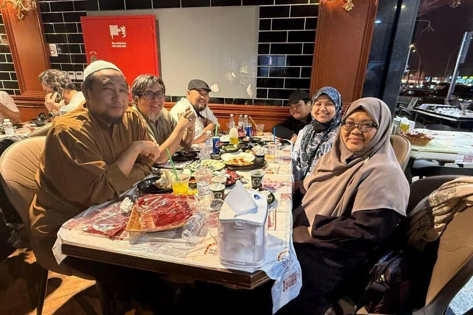 Konsultan pendidikan yang berpangkalan di Riyadh, Arab Saudi, Encik Norazlan Ibrahim (dua dari kiri) sering meluangkan masa bersama kenalan yang terdiri daripada rakyat Singapura dan Malaysia.