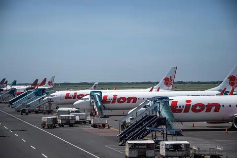 GANTUNG SEKETIKA: Syarikat penerbangan Lion Air mendapati kebanyakan penumpangnya belum dapat mematuhi protokol kesihatan Covid-19 pemerintah Indonesia,