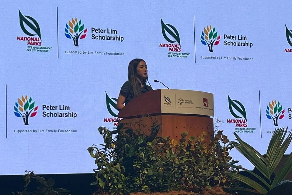 Cik Mi’ra merupakan pelajar cemerlang yang disertakan dalam Senarai Dekan pada tahun pertama dan kedua pengajiannya di Politeknik Temasek, dalam bidang Teknologi Veterinar.