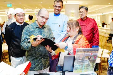 Encik Foo Eng Yoong @ Adam Foo; Encik Zin Bo Aung;  Dr Syed Harun Alhabsyi;  Encik Phone Myint Naing @ Mohd Yusof di salah satu reruai bu