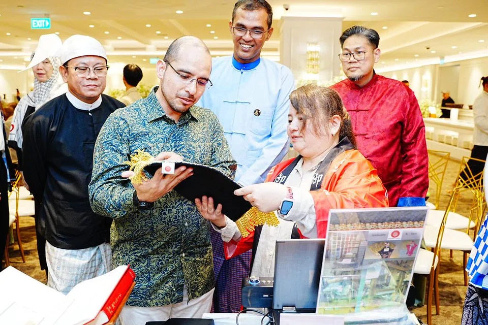 Encik Foo Eng Yoong @ Adam Foo; Encik Zin Bo Aung;  Dr Syed Harun Alhabsyi;  Encik Phone Myint Naing @ Mohd Yusof di salah satu reruai bu