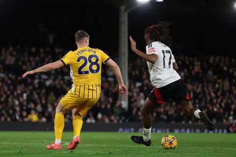 
Pemain Fulham, Alex Iwobi, menjaringkan gol ketiga pada minit ke-87 di Craven Cottage, London pada 6 Disember.