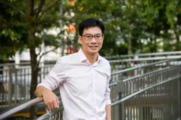 MAHU JADI PENGHUBUNG: Encik Derrick Goh berharap dapat memberikan pandangan kepada pemerintah dan juga mengongsi perspektif pemerintah serta inisiatif kepada penduduk sekiranya dipilih dalam pilihan raya umum tahun ini. - Foto PAP