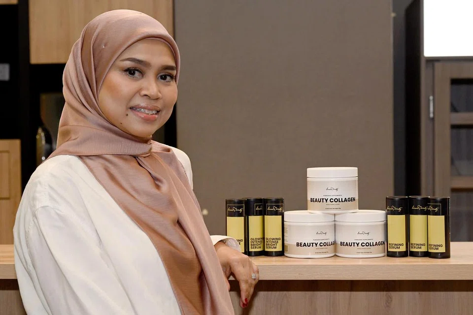 Cik Harnie Hamid mempunyai 20 tahun mengendalikan khidmat spa dan kini menjalankan bisnes secara dalam talian memasarkan produk kecantikan sendiri, di laman web, Harnies Beauty.