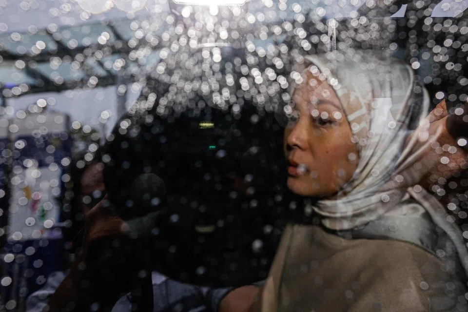 Pengasas FashionValet Sdn Bhd tiba di Ibu Pejabat Suruhanjaya Pencegahan Rasuah Malaysia (SPRM), pada 13 November. Proses merakam keterangan pasangan pengasas perniagaan fesyen dalam talian tempatan itu disambung bagi membantu siasatan berhubung kes kerugian pelaburan Khazanah Nasional Bhd (Khazanah) dan Permodalan Nasional Bhd (PNB).