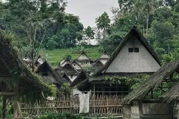Kampung Naga yang terletak di Desa Neglasari, Tasikmalaya, Jawa Barat, seluas 1.5 hektar ini kekal menghijau dan tidak terjejas langsung oleh arus pemodenan.
