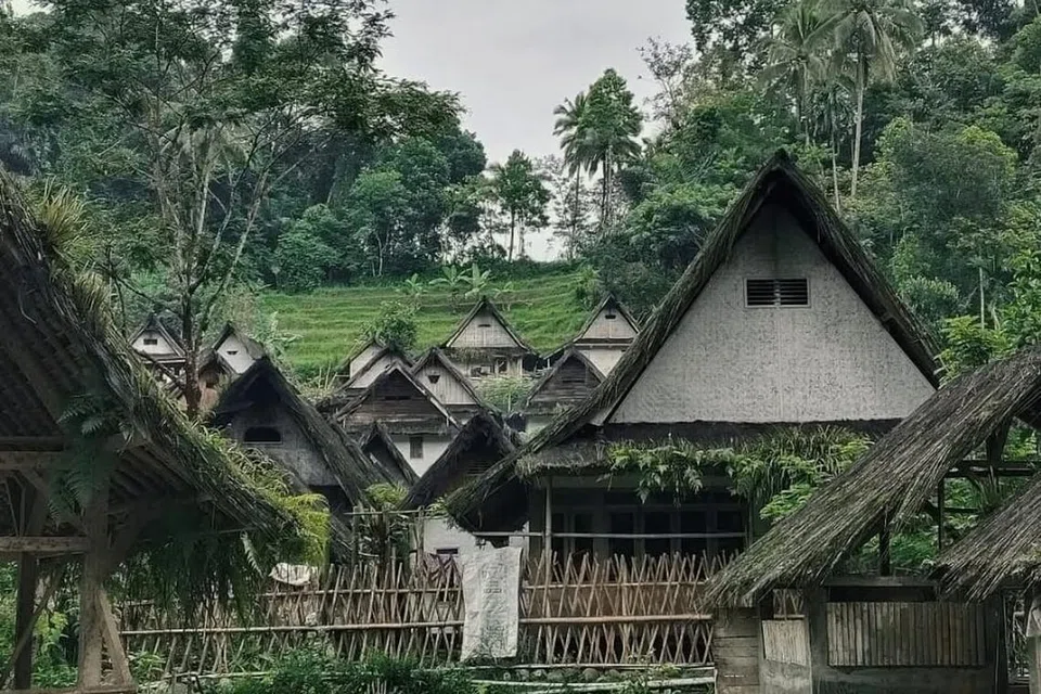 Kampung Naga yang terletak di Desa Neglasari, Tasikmalaya, Jawa Barat, seluas 1.5 hektar ini kekal menghijau dan tidak terjejas langsung oleh arus pemodenan.