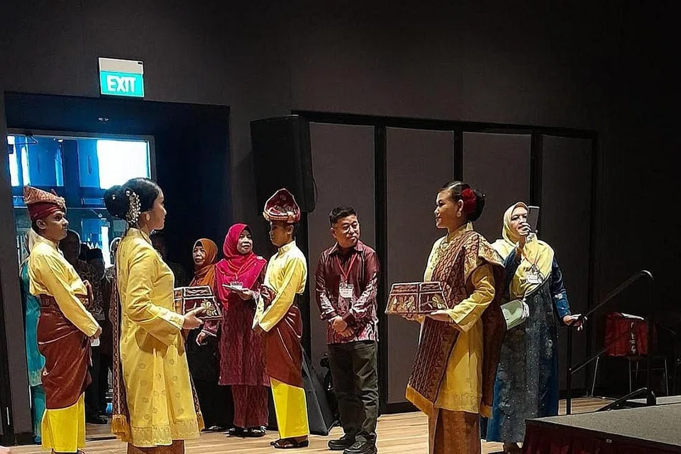 PELBAGAI PERSEMBAHAN: Tarian Melayu adalah persembahan yang diketengahkan semasa acara itu. Semasa pertemuan itu juga warisan bangsa iaitu gurindam, syair dan pantun dihidupkan semula. Sebelum buat persembahan anggota kumpulan tarian menunggu ketibaan tetamu terhormat.