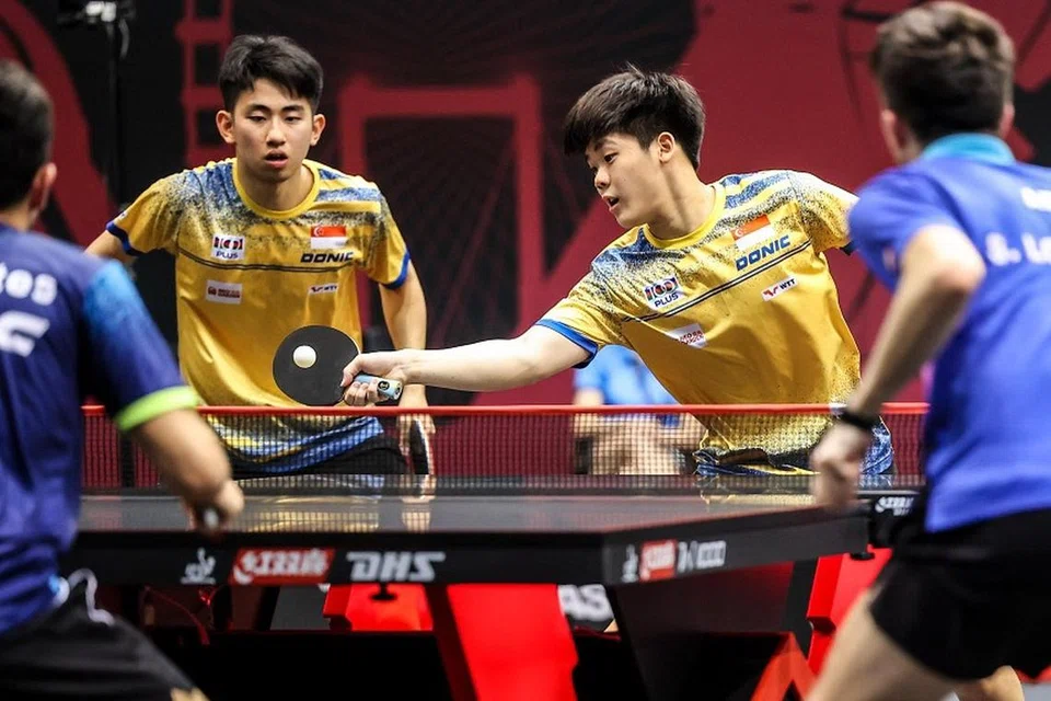 Koen Pang (kiri) dan Izaac Quek dalam perjalanan ke suku akhir beregu lelaki semasa WTT Singapore Smash pada Mac 2024.