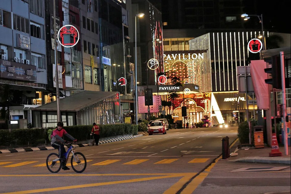 LENGANG DI PUSAT BANDAR KL: Jalan lengang dan sunyi di daerah pust beli-belah dan hiburan Bukit Bintang awal minggu lalu semasa Malaysia mengenakan Perintah Kawalan Pergerakan (PKP) di KL. - Foto EPA-EFE