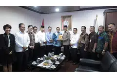 BINA 'JAMBATAM': Dr Maliki (tujuh dari kanan) bertemu Pemangku Gabenor Kepri, Bapak H Isdianto (enam dari kanan) dan mengesahkan hubungan kukuh antara kedua pihak serta meneroka cara lain bagi meningkatkan kerjasama dalam bidang pelancongan, pelaburan dan budaya. - Foto MFA
