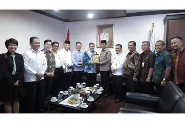 BINA 'JAMBATAM': Dr Maliki (tujuh dari kanan) bertemu Pemangku Gabenor Kepri, Bapak H Isdianto (enam dari kanan) dan mengesahkan hubungan kukuh antara kedua pihak serta meneroka cara lain bagi meningkatkan kerjasama dalam bidang pelancongan, pelaburan dan budaya. - Foto MFA