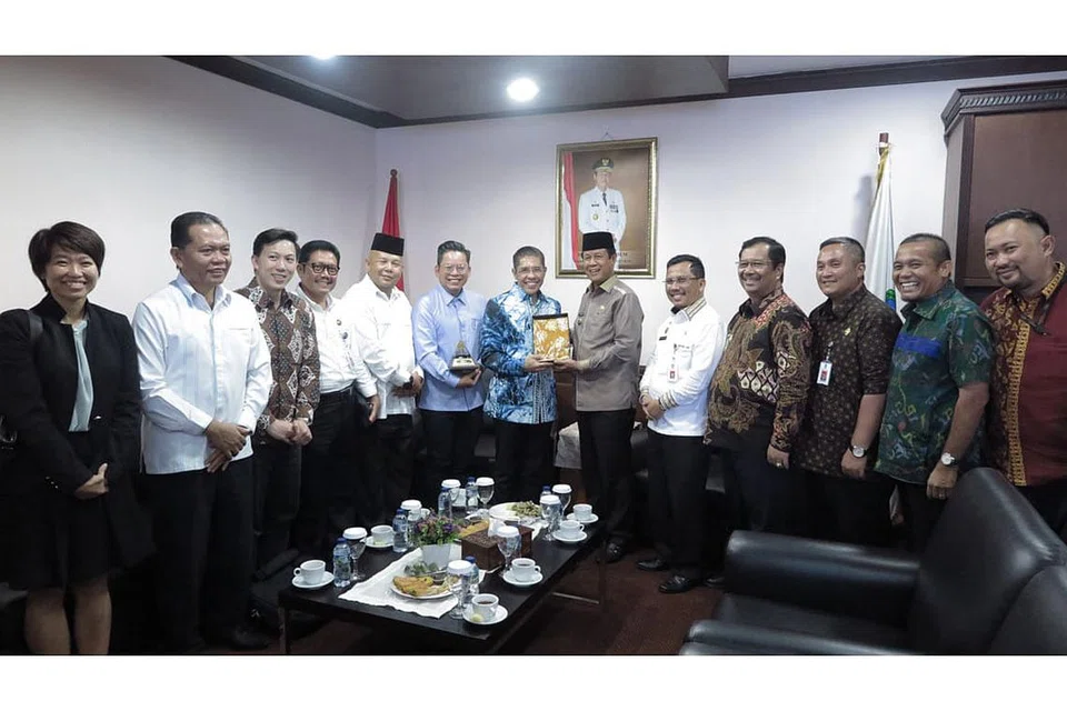 BINA 'JAMBATAM': Dr Maliki (tujuh dari kanan) bertemu Pemangku Gabenor Kepri, Bapak H Isdianto (enam dari kanan) dan mengesahkan hubungan kukuh antara kedua pihak serta meneroka cara lain bagi meningkatkan kerjasama dalam bidang pelancongan, pelaburan dan budaya. - Foto MFA