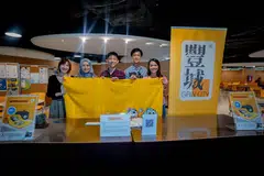 Cik Nur Asykin Ismail (dua dari kiri) dari Persatuan Dana Amanah Muslimin (MTFA) bersama kakitangan Gain City berjaya menjual 50 set beg serba guna dan tuala pantai dalam masa sejam di bangunan SPH Media pada 15 Mei.