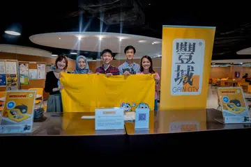 Cik Nur Asykin Ismail (dua dari kiri) dari Persatuan Dana Amanah Muslimin (MTFA) bersama kakitangan Gain City berjaya menjual 50 set beg serba guna dan tuala pantai dalam masa sejam di bangunan SPH Media pada 15 Mei.