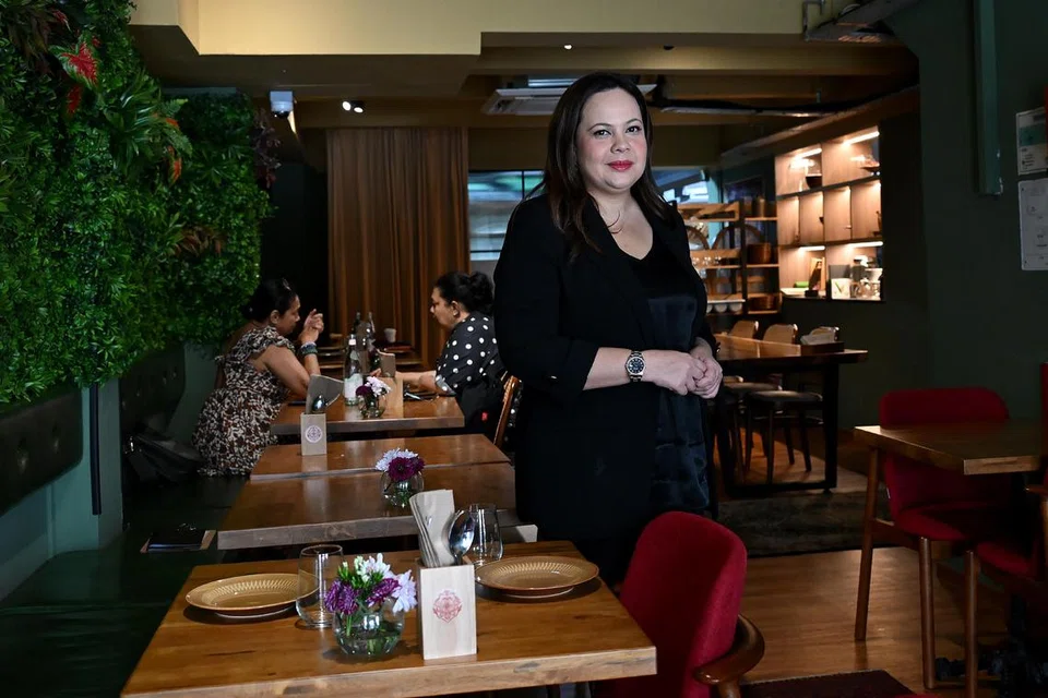 Cik Inez Tantyanna Abdullah Wyatt, adalah rakan niaga bersama White Rice Co, syarikat konsultansi F&B yang berpangkalan di Dubai yang ditubuhkan bersama suaminya, Cef Akmal Anuar, pakar kulinari bertaraf antarabangsa. Beliau berada di restorannya, Harummanis yang terletak di Sultan Gate.