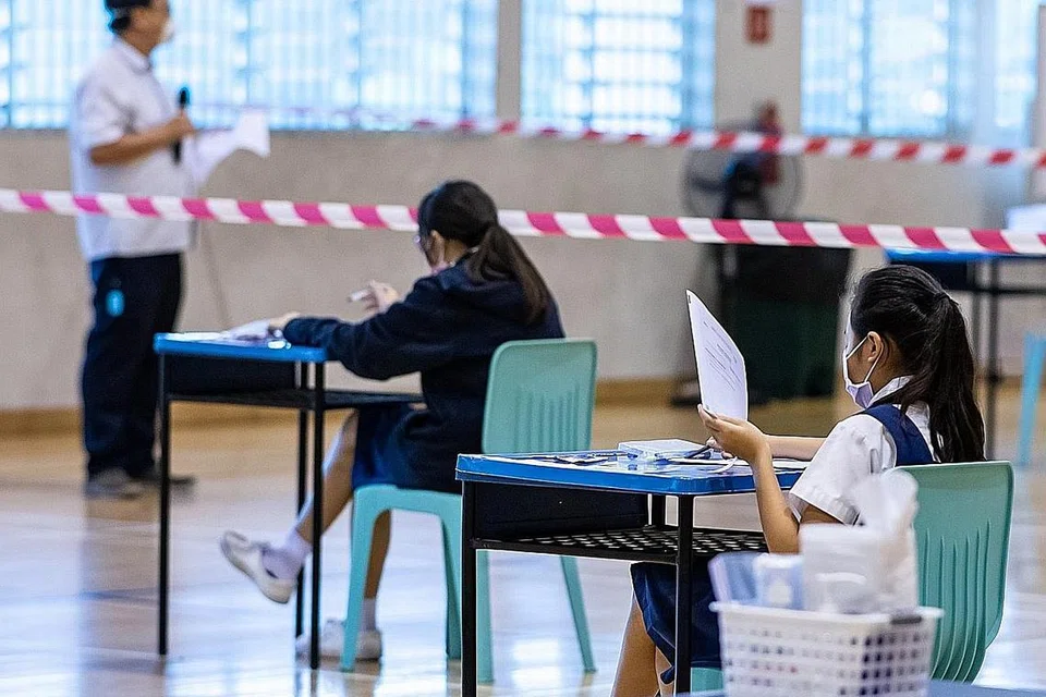 PEPERIKSAAN TAMAT SEKOLAH RENDAH (PSLE): Murid yang dikuarantin tetapi tetap ingin menduduki PSLE dilakukan di tempat berlainan yang khas. Gambar diambil ketika murid mengambil kertas pertama PSLE pada 30 September 2021. - Foto MOE